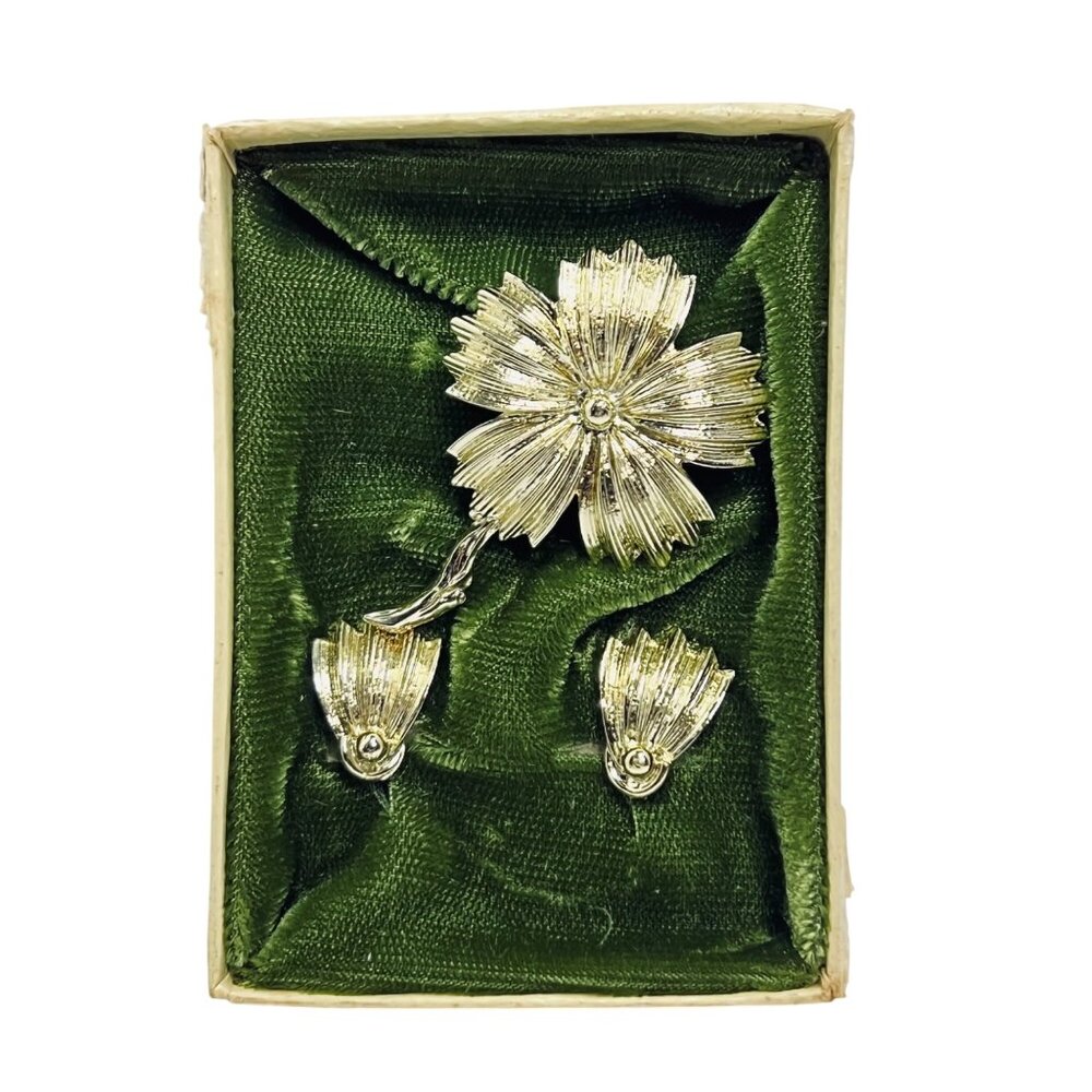 Vintage Gold Tone Flower Brooch With Flower Petal Clip On Earrings (5722)
